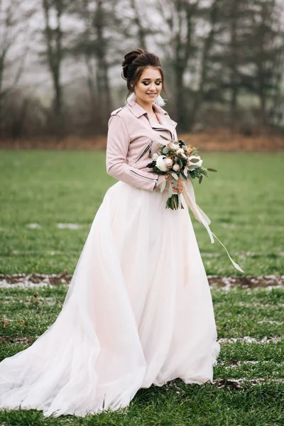 Bellissimo Ritratto Della Sposa Abito Elegante Con Bouquet Invernale Rose — Foto Stock