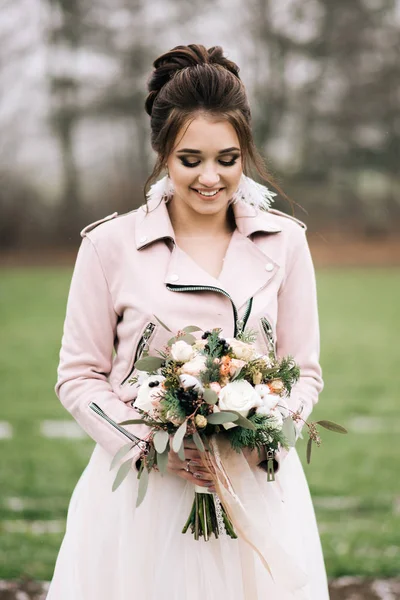 Bellissimo Ritratto Della Sposa Abito Elegante Con Bouquet Invernale Rose — Foto Stock