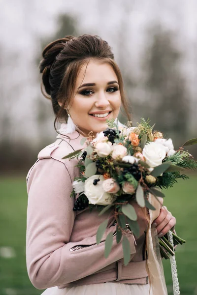 Belo Retrato Noiva Vestido Elegante Com Buquê Inverno Rosas Algodão — Fotografia de Stock