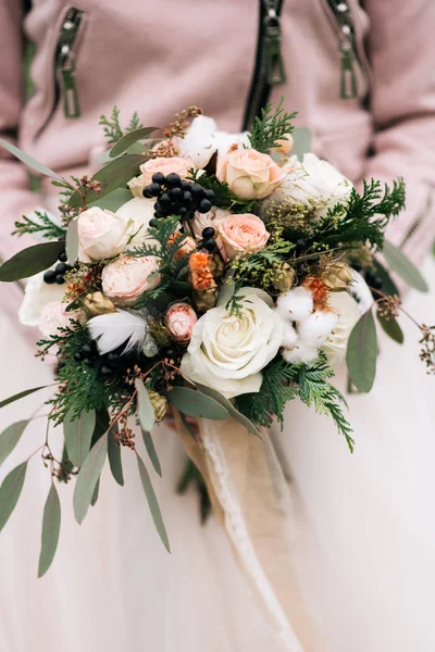 Buquê Noiva Inverno Com Rosas Algodão Abeto Penas Flores Secas — Fotografia de Stock