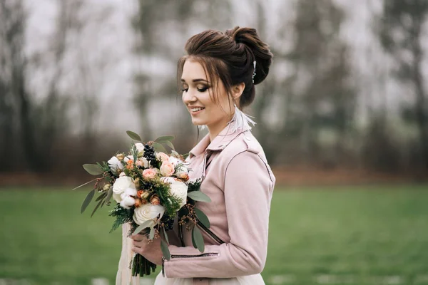 Belo Retrato Noiva Vestido Elegante Com Buquê Inverno Rosas Algodão — Fotografia de Stock