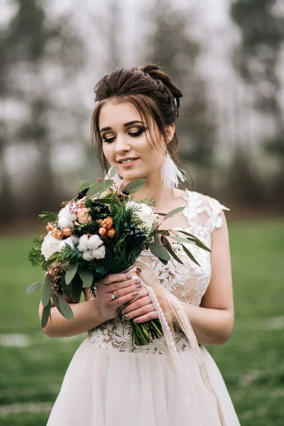 Bellissimo Ritratto Della Sposa Abito Elegante Con Bouquet Invernale Rose — Foto Stock