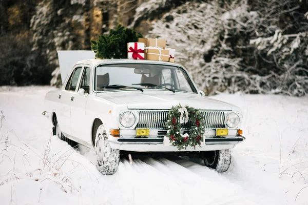 Carro Retro Com Presentes Árvore Natal Floresta Nevada Inverno Bela — Fotografia de Stock