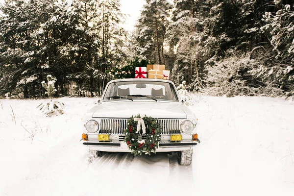 Carro Retro Com Presentes Árvore Natal Floresta Nevada Inverno Bela — Fotografia de Stock