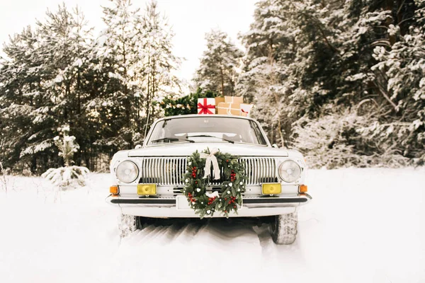 Carro Retro Com Presentes Árvore Natal Floresta Nevada Inverno Bela — Fotografia de Stock