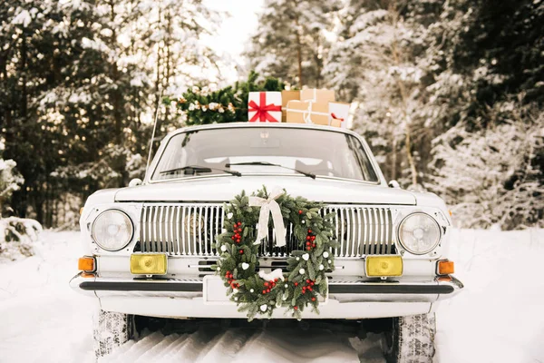 Carro Retro Com Presentes Árvore Natal Floresta Nevada Inverno Bela — Fotografia de Stock