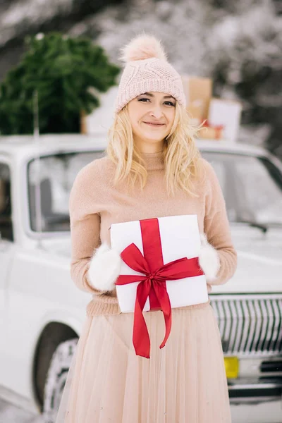 Jeune Fille Prépare Pour Noël Tient Debout Avec Cadeau Dans — Photo