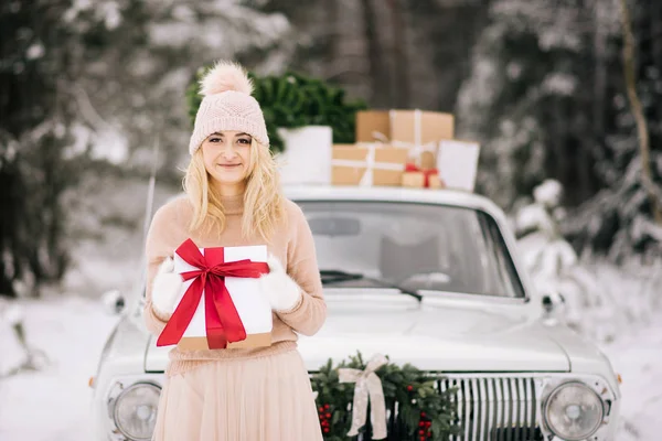 Jeune Fille Prépare Pour Noël Tient Debout Avec Cadeau Dans — Photo