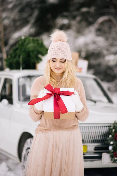 Jeune Fille Prépare Pour Noël Tient Debout Avec Cadeau Dans — Photo