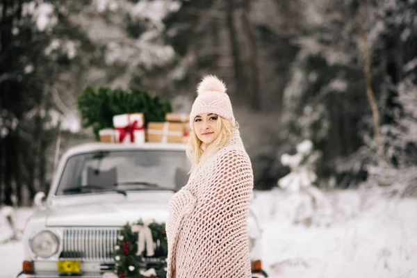 Девушка Готовится Рождеству Покрыта Одеялом Фоне Ретро Машины Крышей Которой — стоковое фото