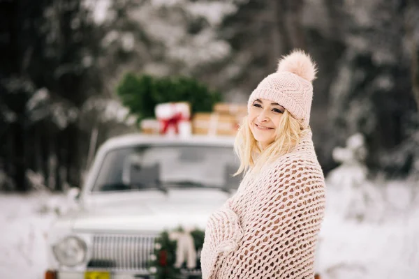 Het Meisje Voor Kerstmis Bereidt Bedekt Met Een Deken Achtergrond — Stockfoto