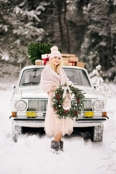 Une Fille Avec Une Couronne Noël Dans Les Mains Recouverte — Photo