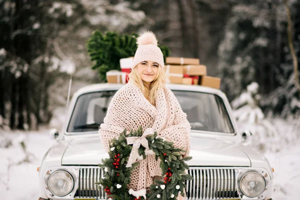 Девушка Рождественским Венком Руках Покрытая Одеялом Стоит Заднем Плане Ретро — стоковое фото