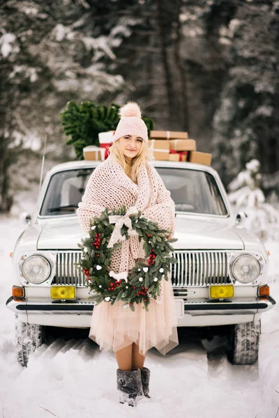 Une Fille Avec Une Couronne Noël Dans Les Mains Recouverte — Photo