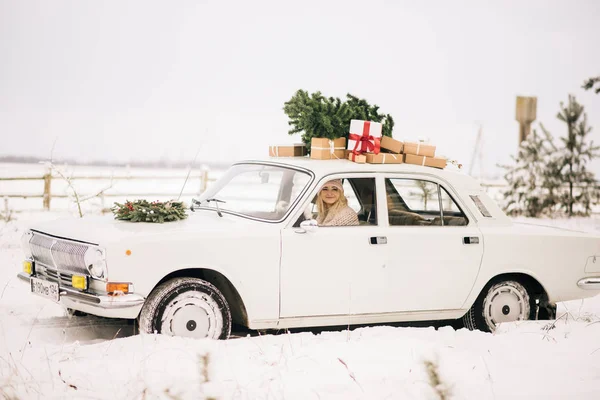 Menina Monta Carro Retro Decorado Com Uma Árvore Natal Apresenta — Fotografia de Stock