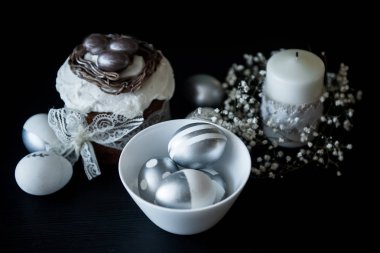 Geleneksel Paskalya kek gümüş ile boyanmış yumurta, mumlar bir b