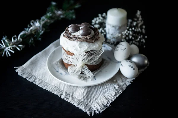 シルバー伝統的なイースター ケーキには、卵、キャンドル wi が塗られています。 — ストック写真