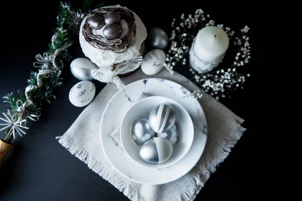传统的复活节蛋糕, 镀银彩蛋, 蜡烛和 wi — 图库照片