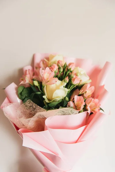 Beau Bouquet Fleurs Roses Délicates Roses Blanches Eustomes Dans Beau — Photo