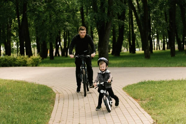 Счастливый Маленький Мальчик Катается Велосипеде Молодым Папой Парке — стоковое фото