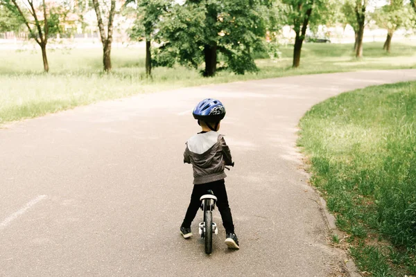 公園を走る自転車に乗る幸せな少年 — ストック写真