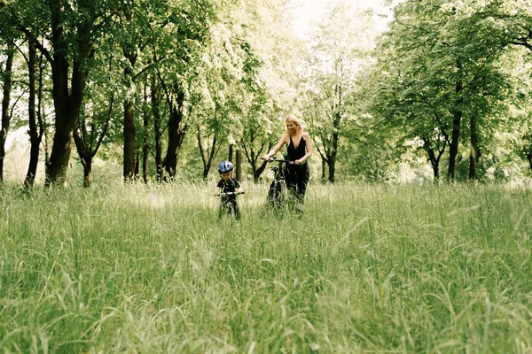 Joyeux Petit Garçon Fait Vélo Avec Une Jeune Maman Dans — Photo