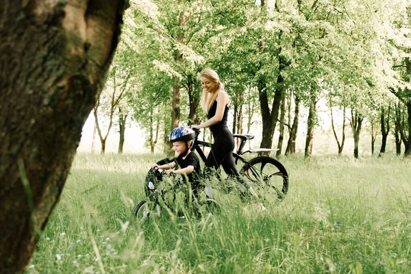 Joyeux Petit Garçon Fait Vélo Avec Une Jeune Maman Dans — Photo