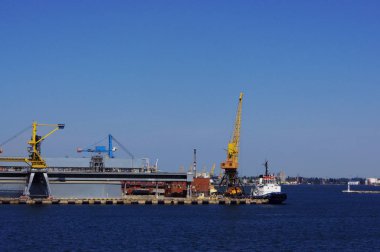 Bağlantı noktası vinçler deniz ve gökyüzü arka planı.