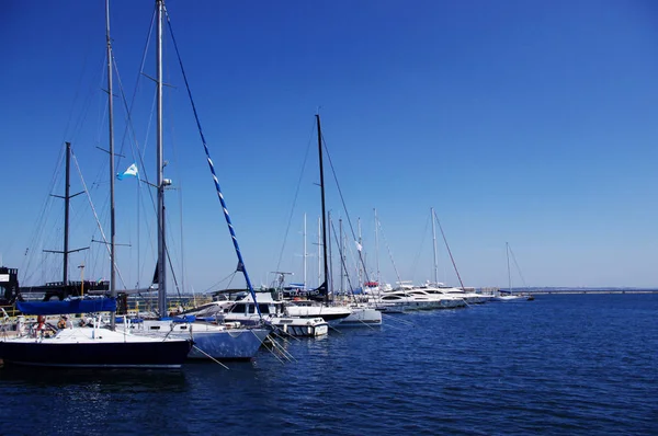 Odessa, Ukrayna sahil üzerinde beyaz Yatlar.