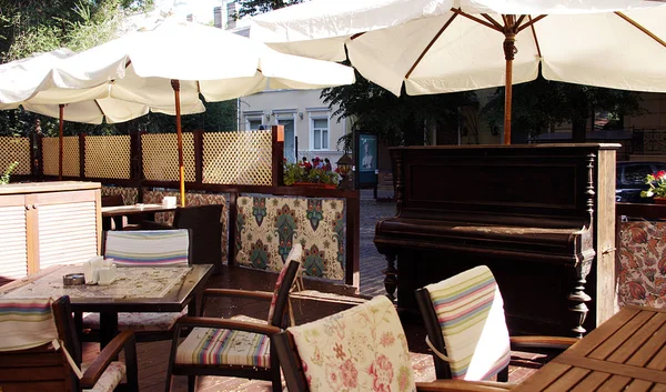 Una foto de un restaurante de verano con piano en las calles de Odessa, Ucrania — Foto de Stock