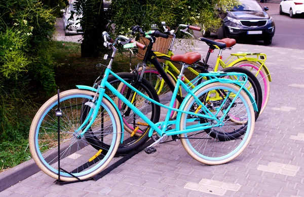 Παρκαρισμένο city εκλεκτής ποιότητας ποδήλατα στους δρόμους της Odesa, Ουκρανία. — Φωτογραφία Αρχείου
