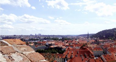 Çek Cumhuriyeti'nin prag'ın tarihi bölgesinin kırmızı çatılarının görünümü