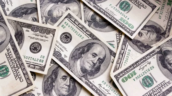 Kaotik dağınık banknotlar. Yüz dolarlık baknotes.