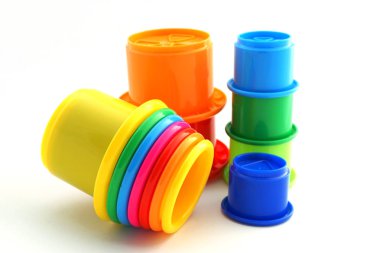 Çocuk oyuncak - renkli piramit. Beyaz arka plan üzerinde izole