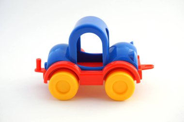 Çocuk oyuncak - bir araba. Küçük parlak makine. Beyaz arka plan üzerinde izole.