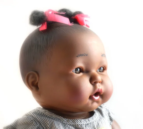 Дитяча Іграшка Лялька Голова Темношкірої Великої Ляльки Ізольовані Білому Тлі — стокове фото