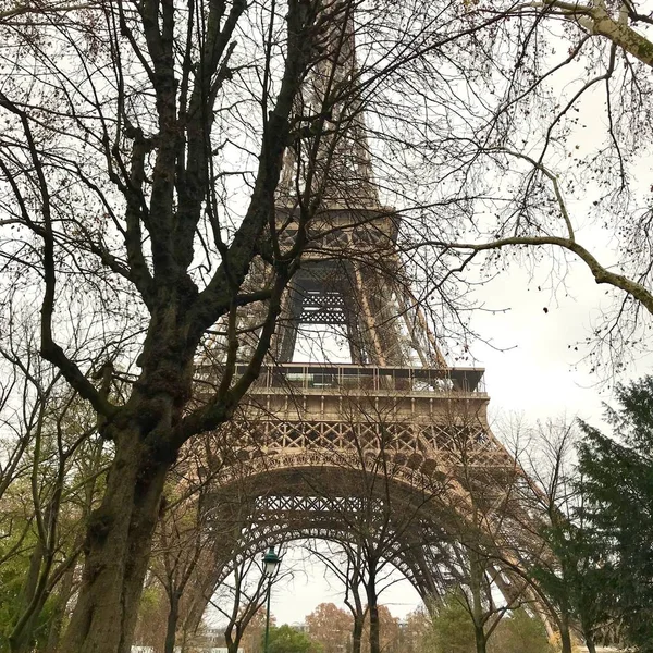 巴黎。埃菲尔铁塔。2018年11月。黄色背心罢工 — 图库照片