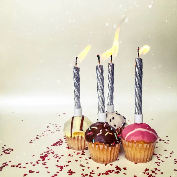 С днем рождения фон - день рождения кекс с горящей свечой. Поздравительные открытки — стоковое фото