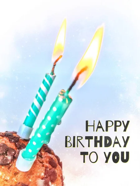 Fundo de aniversário feliz - cupcake de aniversário com vela ardente. Feriados cartão de saudação — Fotografia de Stock