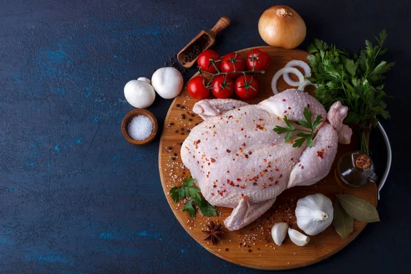 Sebze ve baharat pişirmeye hazır çiğ tavuk