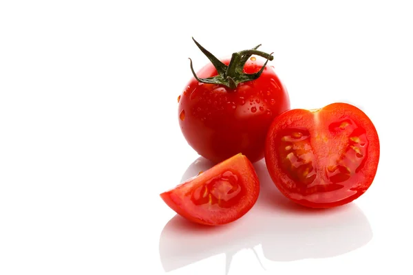 Beyaz arka planda izole edilmiş taze kiraz domatesleri.
