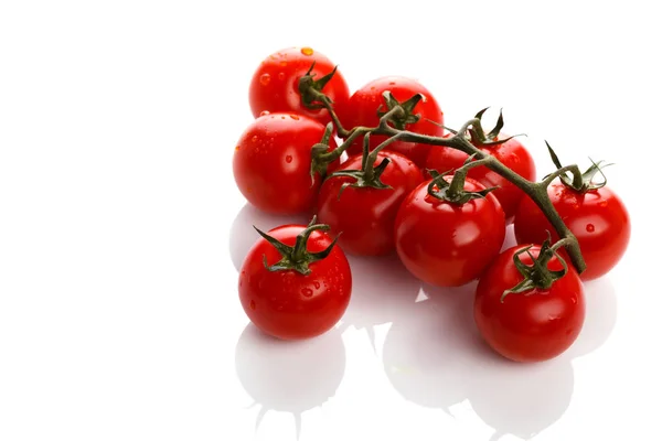 Beyaz arka planda izole edilmiş taze kiraz domatesleri.