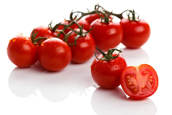 Beyaz arka planda izole edilmiş taze kiraz domatesleri.