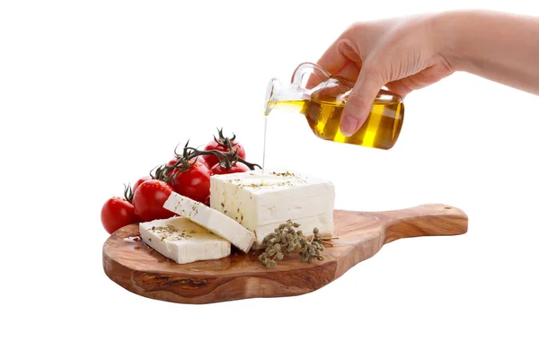 el dökme zeytinyağı kekik ve beyaz bitti izole domates ile Yunan beyaz peynir üzerinde