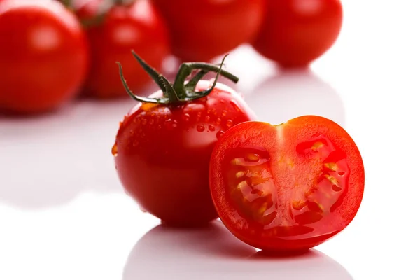 Beyaz arka planda izole edilmiş taze kiraz domatesleri.
