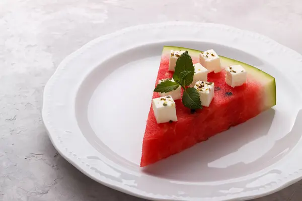 Dilimlenmiş, beyaz peynir ve nane genel gider Oda bir plaka üzerinde sulu karpuz. kopya alanı metin için