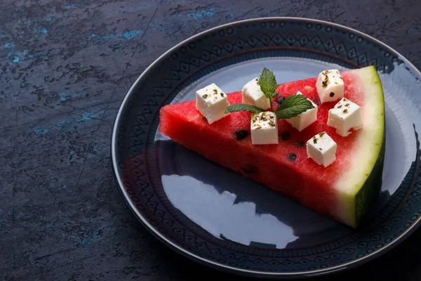 Dilimlenmiş, beyaz peynir ve nane genel gider Oda bir plaka üzerinde sulu karpuz. kopya alanı metin için