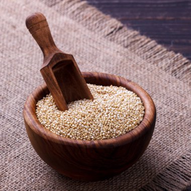 Beyaz quinoa tohumları masada, closeup ahşap kase
