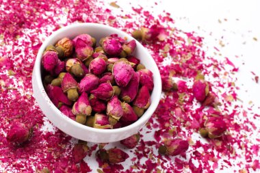 Pembe gül tomurcukları çay ya da aromaterapi, spa konsept için. Beyaz arka plan üzerinde üstten görünüm izole