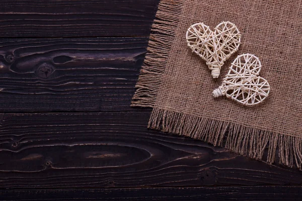 Karanlık rustik ahşap arka plan olarak el yapımı kalpler. Kopya alanı